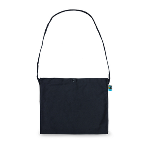 Cotton bag with *Musette bag characteristics with long carrying strap that gives the opportunity to carry the bag diagonally over the body. A perfect bag to use on a bicycle or at a trade fair. Push button for easy closing. *Musette is the food bag that is handed out during stage races by bicycle, as this type of bag is used to keep your hands free. Equally practical in other contexts!All cotton comes from Fair Trade Certified manufacturers. Read more at www.info.fairtrade.net