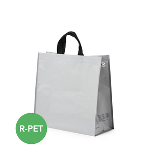 Carrying bag in durable R-PET woven. It is a material that comes from recycled consumer plastic from PET bottles, for example. XL is a bag intended for using at the store and in shopping carts. It has elastic straps with velcro to facilitate packing in the shopping cart and later in your vehicle. A discreet message on the side gussets tells more about the origin of the bag. Labels and hang tags also make it clear to the user that the bag is an environmentally smart choice. Please note: As of now we do not have the opportunity to print on this bag.