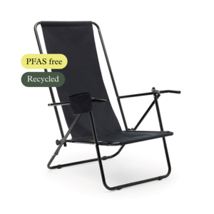 Nyhet! En PFAS-fri brassestol tillverkad med tyg av återvunnen polyester (R-PET) – ett smart och hållbart val för både miljön och ditt varumärke.  Du kan slappna av medan vi tar hand om kemikalieanalyser, spårbarhet och socialt ansvarstagande.Stolen är helt fri från skadliga kemikalier och har ett tyg av återvunnen 600D-polyester, vilket ger både lång livslängd och lägre klimatavtryck. Den har en förstärkt stålram, praktisk mugghållare och kan fällas i två bekväma lägen – perfekt för stranden, event eller en välförtjänt paus i solen.Med företagslogga på ryggstödet blir stolen en synlig och uppskattad reklamplats under sommarens aktiviteter – en hållbar företagsgåva som både syns och gör skillnad.Vid fabriksbeställning från 204 st kan du välja egna färger på både tyg och ram.Svarta stolar kan beställas redan från 102 st från fabrik, med ett lägre tryckpris.Läs mer i produktbladet där även skeppningsschema finns.(Observera: Fri frakt ingår ej vid webborder på denna produkt.)