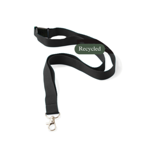 NYHET! Logoband i R-PET är nu vårt standardband för lagerleverans. Logoband, eller nyckelband som det också kallas, är populärt att dela ut på mässor, event, företaget och som giveaway. Vi skräddarsyr vanligtvis alla logoband från 100-poster. Men ibland är tiden knapp, vi tillhandahåller därför ett svart standardband med karbinhake och säkerhetsfäste, utan märkning (men vi kan leverera plastficka till, så möjlighet finns att märka pappersinstick tex.) med leverans från oss samma dag för den som önskar och behöver en snabb lösning.