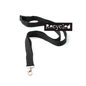 NYHET! Logoband i R-PET är nu vårt standardband för lagerleverans. Logoband, eller nyckelband som det också kallas, är populärt att dela ut på mässor, event, företaget och som giveaway. Vi skräddarsyr vanligtvis alla logoband från 100-poster. Men ibland är tiden knapp, vi tillhandahåller därför ett svart standardband med karbinhake och säkerhetsfäste, utan märkning (men vi kan leverera plastficka till, så möjlighet finns att märka pappersinstick tex.) med leverans från oss samma dag för den som önskar och behöver en snabb lösning.