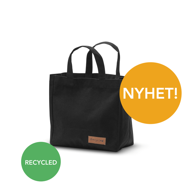 En bomullsbag i återvunnen bomull, perfekt för lunchlådan. Eller varför inte som presentpåse!? Tillverkad i återvunnen bomull. På hangtagen finns dess bakgrundshistoria och en kort sammanfattning om vad vårt CSR arbete med socialt ansvarstagande står för. Bagen är tillverkad av tyger från restpartier, stuvbitar och dylikt som tagits tillvara och vävts till nya kassar istället för att kasseras. Den återvunna bomullen bidrar till att världens sopberg hålls nere och att jordens resurser omhändertas på ett klokt sätt. Kassen är märkt med en fastsydd Recycle etikett på ena sidan, (omärkt på den andra sidan)