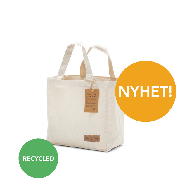 En bomullsbag i återvunnen bomull, perfekt för lunchlådan. Eller varför inte som presentpåse!? Tillverkad i återvunnen bomull. På hangtagen finns dess bakgrundshistoria och en kort sammanfattning om vad vårt CSR arbete med socialt ansvarstagande står för. Bagen är tillverkad av tyger från restpartier, stuvbitar och dylikt som tagits tillvara och vävts till nya kassar istället för att kasseras. Den återvunna bomullen bidrar till att världens sopberg hålls nere och att jordens resurser omhändertas på ett klokt sätt. Kassen är märkt med en fastsydd Recycle etikett på ena sidan, (omärkt på den andra sidan)