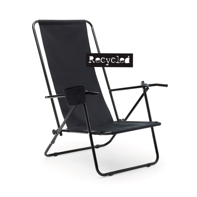 Vi lanserar en ny generation brassestolar med 60 % lägre koldioxidavtryck än tidigare modeller. Stolen har ett hållbart tyg i 600D återvunnen polyester, vilket minskar plastavfall och behovet av jungfruliga material. Produktionen följer REACH-reglerna för kemikalier och är säker för både användare och miljö. Den robusta stålramen ger lång hållbarhet och stolen är justerbar i två lägen för maximal komfort. Den har även en praktisk mugghållare och vi säkerställer full spårbarhet i leverantörskedjan.Med företagsloggan placerad på framsidan av stolsryggen får du en perfekt reklamplats. Stolen kan dessutom anpassas med screentryck i en färg, eller ett 2-färgstryck till 50 % av priset för första trycket. Önskas flerfärgslogor se vår guide och transferprislista nedan. Brassestolarna säljs i kartonger om 6 st. Första inleveransen beräknas ske till lager i början på maj (slutsåld) Nästa inleverans beräknas i slutet av maj och den sista ankommer i början på juni. Boka den optimala sommarpresenten redan nu!