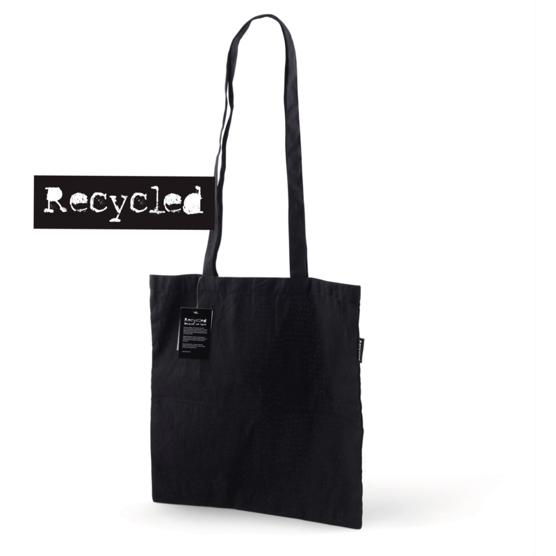 A trendy bag with extra long handles. Popular for carrying with a message on its simple, sleek design. The bag is flexible, and the long handles make it versatile, as they can be tied to the desired length or worn diagonally, like a so-called sling bag. The tote can also be fashionably and stylishly worn hanging low. The bag is marked with a Recycle label on the side seam to highlight the sustainable choice.